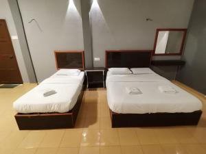 two beds in a hotel room with two bedsvisor at Matahari Chalet Long Beach Perhentian Island in Perhentian Islands