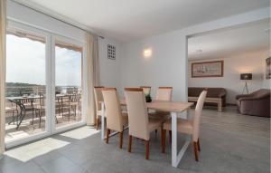 Posedenie v ubytovaní Holiday Home - Five-Bedroom Holiday Home Kanica With Sea View