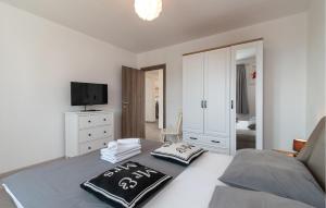 Posteľ alebo postele v izbe v ubytovaní Holiday Home - Five-Bedroom Holiday Home Kanica With Sea View