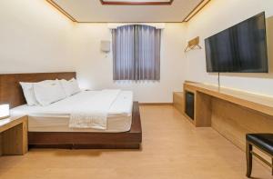 Postel nebo postele na pokoji v ubytování CF Motel