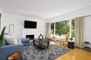 sala de estar con sofá azul y chimenea en Spacious 3 bedroom property in North Vancouver, en North Vancouver
