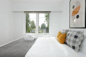 Habitación blanca con sofá y ventana en Spacious 3 bedroom property in North Vancouver, en North Vancouver