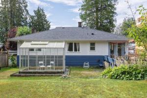 una casa con una jaula de aves en el patio en Spacious 3 bedroom property in North Vancouver, en North Vancouver