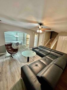 uma sala de estar com um sofá e uma mesa em Luxury Townhome.5min from Airport. Best Price! em Atlanta