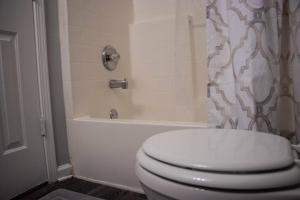 uma casa de banho com um WC e uma cortina de chuveiro em Luxury Townhome.5min from Airport. Best Price! em Atlanta