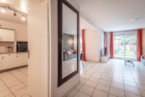 uma porta aberta para uma cozinha com uma sala de estar em ALPILOC - Town house with garden and winter lounge em Annecy