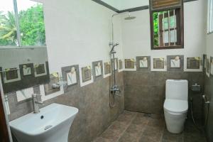 The Heavens Ocean Villa Talpe في تالبي: حمام مع حوض ودش ومرحاض