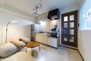 eine Küche mit einem Sitzsack im Zimmer in der Unterkunft Aoi home Nipponbashi in Osaka
