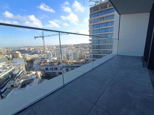 Foto dalla galleria di St Julian's Mercury Tower high floor Studio Apartment in the Sky in Tallest Zaha Hadid Tower in Malta a San Giuliano