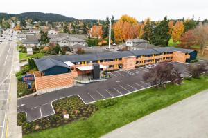 uma vista superior de um edifício escolar com um parque de estacionamento em Anacortes Inn em Anacortes