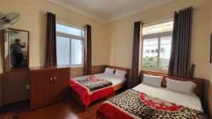 Postel nebo postele na pokoji v ubytování Đông Đức Hostel Đà Lạt
