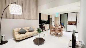 salon z kanapą i jadalnią w obiekcie Moulmein Studios by K&C Serviced Apartment w Singapurze