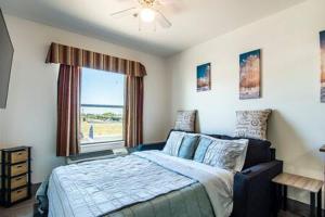 1 dormitorio con cama y ventana en Vistas 201- Modern Sierra Vista 1bd great location en Sierra Vista