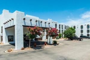 un gran edificio blanco con flores en un aparcamiento en Vistas 201- Modern Sierra Vista 1bd great location en Sierra Vista