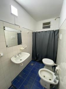 a bathroom with a toilet and a sink at Departamento Centro in Concepción del Uruguay