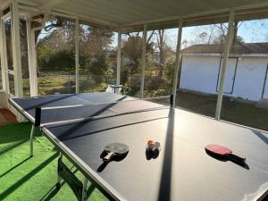 un tavolo da ping pong con palline da ping pong di Kids,Pets, friendly 3BR 2BT Game Bonus, Room Fenced a Fayetteville