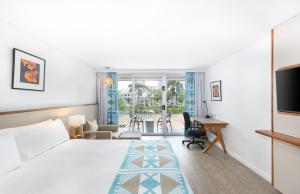 ein Hotelzimmer mit einem Bett und einem Wohnzimmer in der Unterkunft Holiday Inn Suva, an IHG Hotel in Suva