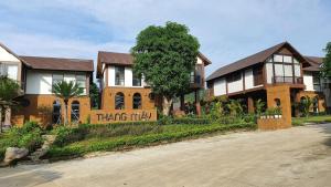 Thang Mây Village Resort في بافي: منزل فيه لافته تقول هذي ساحتي