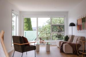 Un lugar para sentarse en Architect Home with View in Central Hobart