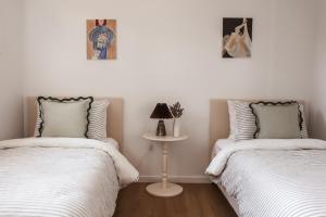 - une chambre avec deux lits et une table avec une lampe dans l'établissement Architect Home with View in Central Hobart, à Hobart