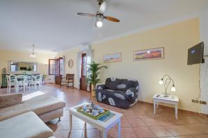 Et tv og/eller underholdning på Villa Oasi With Private Pool - Happy Rentals