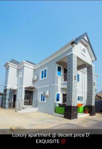 Il propose un grand appartement blanc avec un ciel bleu. dans l'établissement D'EXQUISITE APARTMENTS, à Ibadan