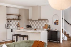 Una cocina o cocineta en Architect Home with View in Central Hobart