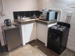 Η κουζίνα ή μικρή κουζίνα στο Hide out Maboneng