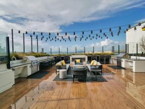 un patio al aire libre con un bar en un edificio en Brand New Luxury Studio Suite in Alameda- Free Parking & Rooftop Deck, en Alameda