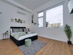 Кровать или кровати в номере Brand New Luxury Studio Suite in Alameda- Free Parking & Rooftop Deck