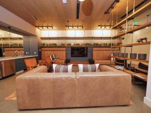 una gran sala de estar con un gran sofá marrón en Brand New Luxury Studio Suite in Alameda- Free Parking & Rooftop Deck, en Alameda