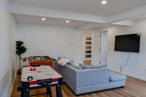 a living room with a couch and a table at Villa luxueuse avec vue sur le fleuve Villa GrandeCasa in Trois-Rivières