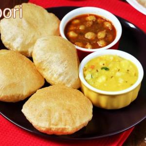 un piatto nero di cibo con zuppa e biscotti di R K Palace And Stay Near 700 meter from Ram Lala Temple a Ayodhya
