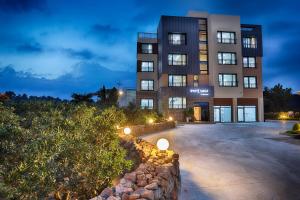 ein Gebäude in der Nacht mit Lichtern davor in der Unterkunft The Naeun Stay in Seogwipo