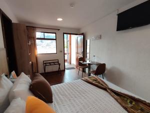 een slaapkamer met een bed en een eetkamer bij Casona Tobar Hotel in Rocafuerte