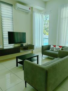 Μια τηλεόραση ή/και κέντρο ψυχαγωγίας στο Langkawi Breezy Minsu, Private Pool +30 φωτογραφίες