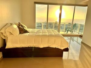 a bedroom with a bed with a view of the ocean at ¡Increíble casa frente al mar! in Tijuana