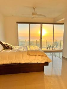 a bedroom with a bed with a view of the ocean at ¡Increíble casa frente al mar! in Tijuana