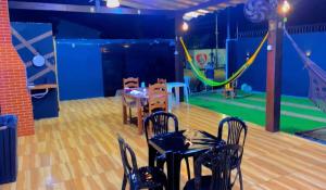 comedor con mesa y parque infantil en Casa alter oficial, en Alter do Chao
