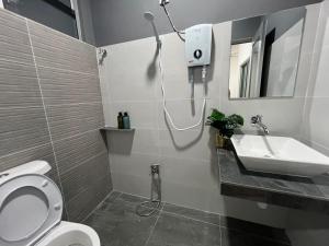 ein Bad mit einer Dusche, einem WC und einem Waschbecken in der Unterkunft FunkyVila4 14PAX 4BR Near188Tower, ArtStreet, HTTA in Kuantan