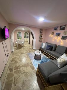 ein Wohnzimmer mit einem Sofa und einem Tisch in der Unterkunft Acogedor espacio cerca del Metro in Bello