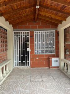 Zimmer mit 2 Türen und Ziegelwand in der Unterkunft Acogedor espacio cerca del Metro in Bello