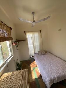 um quarto com uma cama e uma ventoinha de tecto em Vive Huatulco em Santa Cruz Huatulco