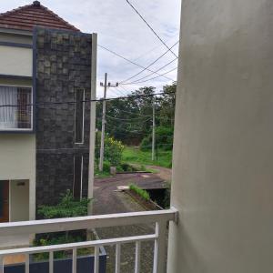 uma vista para a rua a partir de uma varanda em Villa keluarga sejahtera em Batu