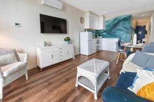 Sails by the Bay - Ocean Views - Wi-Fi - Netflix的电视和/或娱乐中心