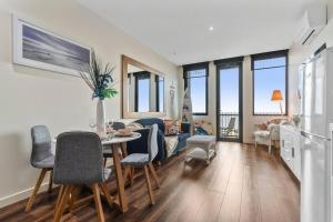 弗兰克斯顿Sails by the Bay - Ocean Views - Wi-Fi - Netflix的配有桌椅的厨房和客厅