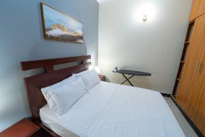 Ein Bett oder Betten in einem Zimmer der Unterkunft THEATRE OF DREAMS HOMES