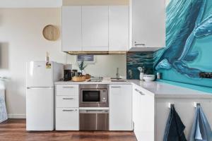 Sails by the Bay - Ocean Views - Wi-Fi - Netflix的厨房或小厨房