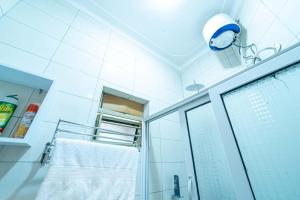 La salle de bains est pourvue d'une douche et d'une serviette. dans l'établissement THEATRE OF DREAMS HOMES, à Kampala