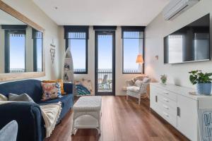 Sails by the Bay - Ocean Views - Wi-Fi - Netflix的休息区